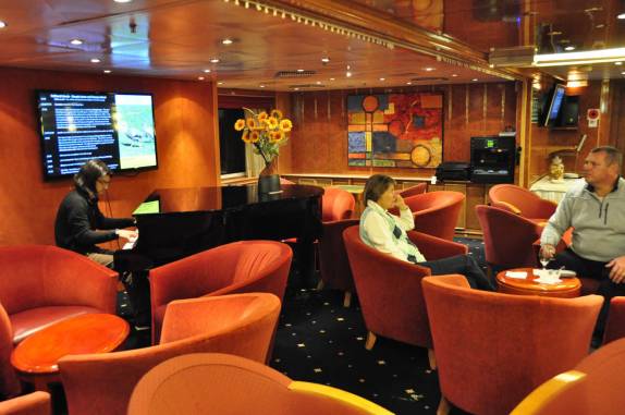 A sala de estar do Sea Spirit com o Jeff ao piano, um dia antes de chegarmos às Ilhas Malvinas